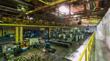 Metal konstrüksiyon ile büyük atölyesinde çalışan işçilerin Timelapse