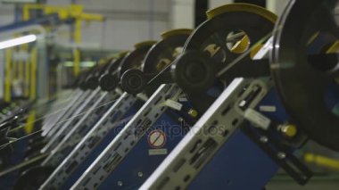 ağır sanayi malzemeleri işleme bölümünde hareket elemanları ile portre görünümü                