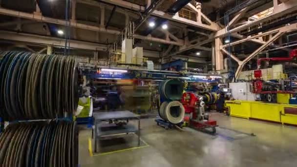 Timelapse Van Werknemers Die Werken Grote Werkplaats Met Metalen Constructies — Stockvideo