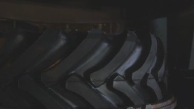 ağır çekim portre modern sadece bitmiş Traktör Lastiği ile en iyi atölyede sürüş için derin koruyucusu