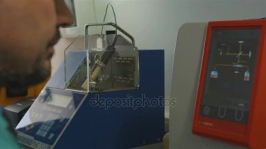 Kazan, Tataristan/Rusya - 22 Ağustos 2017: Portre profesyonel çalışan modern petrol donanımları ile çalışır ve tüp şişeden 22 Ağustos kazan alır