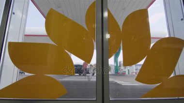 Kazan, Tataristan/Rusya - 25 Ağustos 2017: Otomatik cam kapı ile büyük sarı çiçek açar ve küçük kız ailesiyle dükkana 25 Ağustos kazan ishal