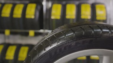 Kazan, Tataristan/Rusya - 25 Aralık 2017: Modern nitel Viatti lastiği ile metal disk ve raflar lastikler deposunda bulunan 25 Aralık kazan ile karşı derin güvenli koruyucu