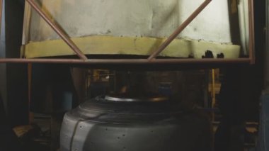 ağır çekim portre büyük basın üst kapak üzerinde lastik üreten şirket formu lastik iner