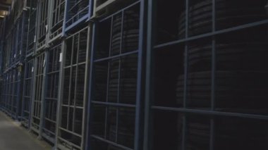 lastik geçirilmiş iki düzeyli raflar ve büyük üretim Atölyesi bölge ekipman ile üretilen