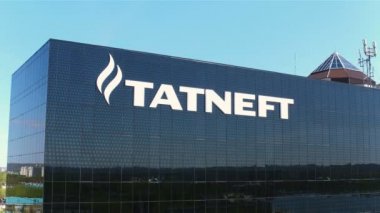 Kazan, Tataristan/Rusya - 20 Ağustos 2017: Havadan görünümü büyük beyaz Tatneft logosuna siyah cam ana ofis binası cephe karşı açık mavi gökyüzü üzerinde Ağustos 20 kazan