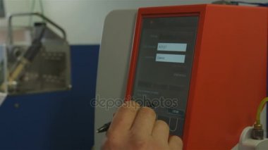 Kazan, Tataristan, Rusya - 25 Ağustos 2017: Closeup kişi muslukları dokunmatik ekran ekipman benzin istasyonunda hizmet kalem ile yakıt ikmali