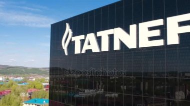 Kazan, Tataristan/Rusya - 22 Ağustos 2017: Closeup Tatneft logo kurumsal bina cityscape yansıması mavi gökyüzü altında 22 Ağustos kazan ile üreten petrol