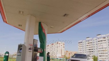 Kazan, Tataristan/Rusya - 22 Ağustos 2017: Closeup beyaz modern jeep yakıt ikmali için benzin istasyonu ve kadın işçi için sürücüler üzerinde 22 Ağustos kazan tank yaklaşımlar