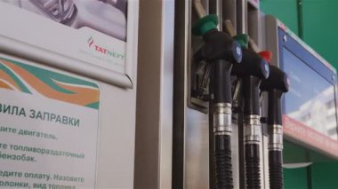 Kazan, Tataristan/Rusya - 25 Ağustos 2017: modern Tatneft yakıt ikmali istasyonu özel silah ve Ağustos 25 kazan gaz birim gösterilen veri monitör ile yan görünüm