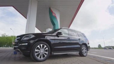 Kazan, Tataristan/Rusya - 25 Ağustos 2017: Baba modern araç kapalı ile gülümseyen küçük kızı alır ve karısı geçici 25 Ağustos kazan kulübede oturan aile video