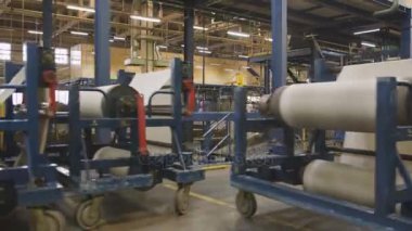 Takviye Tekstilde güçlü lastik üretim tesisi hareketli endüstriyel metal yük arabaları üzerinde rulo