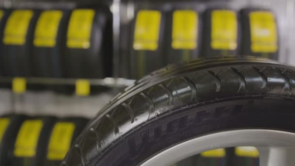 カザン タタールスタン共和国 ロシア連邦 2017 現代の金属製のディスクと カザンでのストアにタイヤの棚に対して深い安全プロテクター Viatti タイヤを定性 — ストック動画