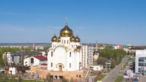 俄罗斯 2017年8月22日 全景景色华丽的东正教与黄金圆顶反对城市景观下晴朗的蓝天下 8月22日在喀山 — 图库视频影像