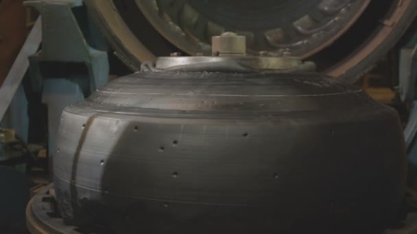 ゴム成形プレス機プロテクターの層からなされるスローモーション大きい将来貨物自動車グリーン タイヤ — ストック動画