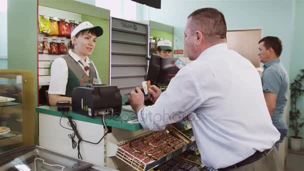 俄罗斯 2017年8月22日 特写男子接近现金服务台和给信用卡支付货物在8月22日在喀山的加油站超市 — 图库视频影像