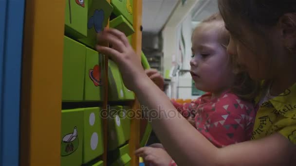 Kazan Tataristan Rusya Ağustos 2017 Portre Sevimli Küçük Kız Oyun — Stok video