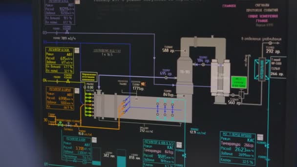 Trabalhador Close Senta Computador Monitora Processo Produção Óleo Clicando Menu — Vídeo de Stock