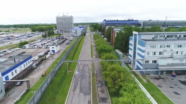 Panoramisch Uitzicht Zware Industrie Plant Grondgebied Omgeven Door Groene Vierkantjes — Stockvideo