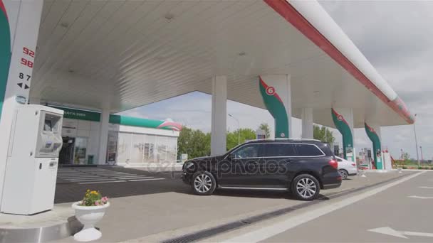 俄罗斯 2017年8月25日 人下车与女儿和离开吉普车在加油站加油坦克与标志 Tatneft 在8月25日在喀山 — 图库视频影像