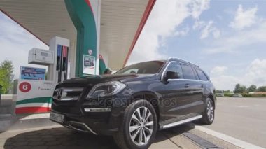 Kazan, Tataristan/Rusya - 22 Ağustos 2017: Closeup adam çocuğu arabasıyla dışarı alır ve 22 Ağustos kazan benzin istasyonunda benzin ile tank doldurmak için siyah jeep bırakır