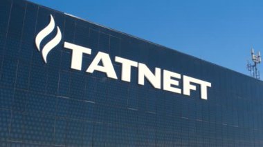 Kazan, Tataristan, Rusya - 25 Ağustos 2017: Closeup büyük beyaz logosuna Tatneft petrol mavi gökyüzü altında kurumsal yapı üretim