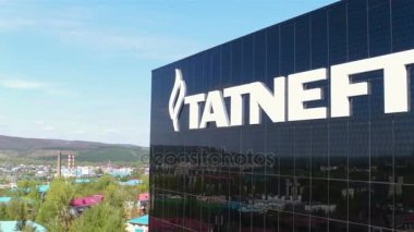 Kazan, Tataristan/Rusya - 20 Ağustos 2017: havadan görünümü Tatneft ana ofis binası ile dağ ve berrak gökyüzü karşı beyaz logo Ağustos 20 kazan şaşırtıcı