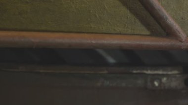 ağır çekim portre büyük lastik metal basın formu açılır ve siyah lastik Traktör Lastiği bırakır içinde bitmiş