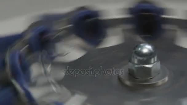 Macro Lab Apparatuur Centrifuge Draait Stopt Langzaam Met Bollen Materiaalstalen — Stockvideo