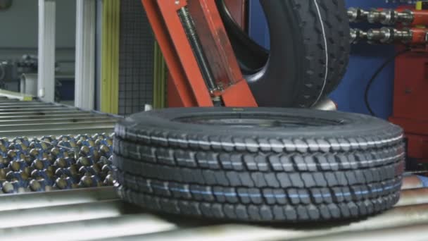 슬로우 컨베이어 손으로 타이어를 구획에서 나타나고 공장에서 롤러에 — 비디오