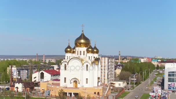 俄罗斯 2017年8月20日 启发全景景色美丽的东正教与闪耀的金色圆顶对晴朗的蓝天在8月20日在喀山 — 图库视频影像