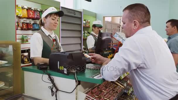 カザン タタールスタン共和国 ロシア連邦 2017 クローズ アップ熟練したレジ計算 日カザンの充填ステーション ショップのレジでクレジット カードで購入を払って男 — ストック動画