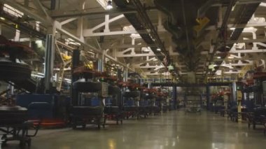 Kazan, Tataristan, Rusya Federasyonu - 16 Ağustos 2017:: Büyük sanayi şirketi atölye ve adam lastik ekipman kontrol konsolu üzerindeki düğmelere basarak yönetir 