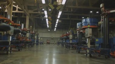 Kazan, Tataristan, Rusya Federasyonu - 16 Ağustos 2017: Profesyonel çalışan Çekler lastik üretim işlem kurumsal metal kamyonlara yerleşmiş güçlü donanımları tarafından 