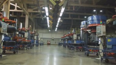 Kazan, Tataristan, Rusya Federasyonu - 16 Ağustos 2017: Arka görünümü çalışan kıyafet denetimlerde lastik üretim süreci imalat tesisi, modern ekipman 