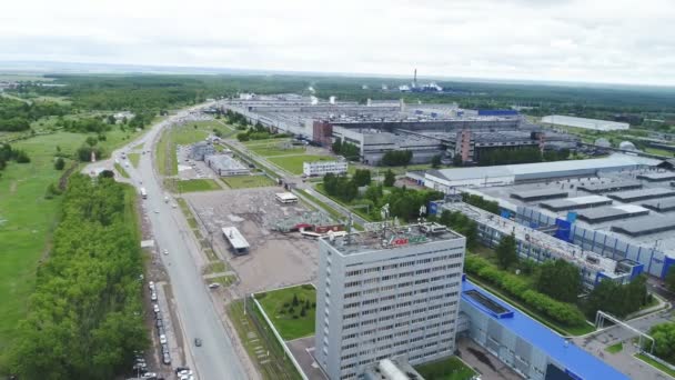 カザン タタールスタン ロシア 2017 印象的なパノラマ ビュー巨大な Tatneft タイヤ生産工場に対する領土美しい緑の風景 — ストック動画