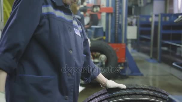カザン タタールスタン共和国 ロシア連邦 2017 クローズ アップ熟練女性労働者ゴム製タイヤに回転機械を置き 日カザンのツールで特定の図形を作る — ストック動画