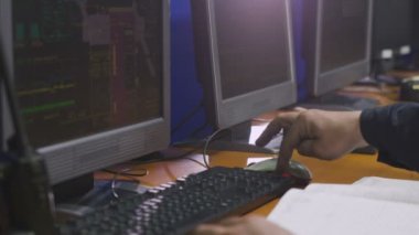 Kazan, Tataristan, Rusya Federasyonu - 12 Eylül 2017: ağır çekim profesyonel çalışan üretim tesisi kontrol odasında bilgisayar klavyesindeki tuşları presler