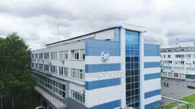 Kazan, Tataristan, Rusya Federasyonu - 12 Eylül 2017: Panoramik modern idari bina lastik üretim tesisi toprakları üzerinde yer alan ve yeşil ağaçlarıyla çevrili 