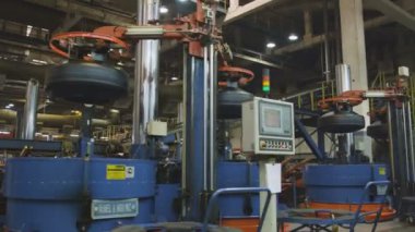 Kazan, Tataristan/Rusya - 12 Eylül 2017: modern lastik üretim donanımları imalatı atölye kontrol panelleri ile 12 Eylül kazan lastik geçirilmiş oluşan