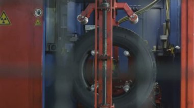 Kazan, Tataristan, Rusya Federasyonu - 12 Eylül 2017: ağır çekim kırmızı metal kapılar açık ve robot mekanizması siyah kauçuk lastik Konveyör bant koyar. 