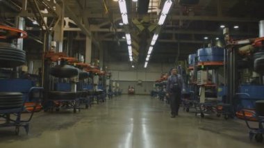 Kazan, Tataristan/Rusya - 12 Eylül 2017: Profesyonel çalışan üniformalı denetimleri lastik üretim süreci güçlü sanayi kurumsal daxilində üzerinde 12 Eylül kazan