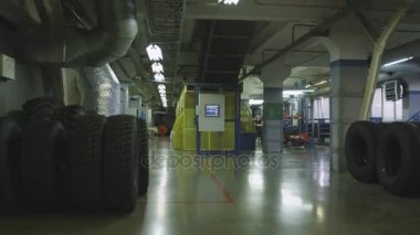 Kazan, Tataristan/Rusya - 12 Eylül 2017: Hareket bitmiş kauçuk lastik tribünde yığın ve X-ray birimi 12 Eylül kazan işleme bölümünde bulunan geçmiş
