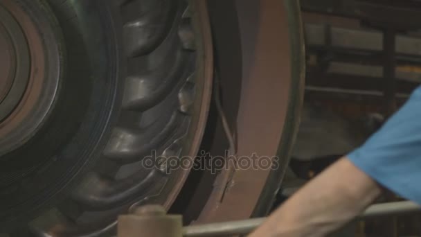 俄罗斯 2018年1月09日 慢动作在橙色头盔的雇员在1月09日在喀山的生产工厂车间准备轮胎金属压力表 — 图库视频影像