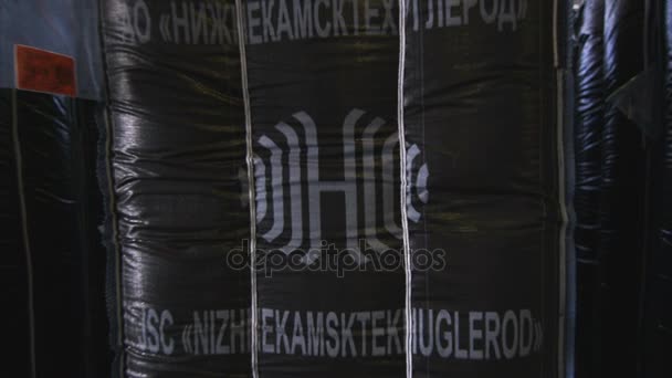 俄罗斯 2018年1月09日 带花纹和叉车的黑色大塑料袋在现代生产工厂的仓库中驶过 — 图库视频影像
