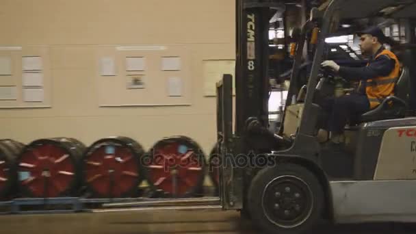 俄罗斯 2017年9月12日 有经验的工人在装备驱动叉车沿轮胎生产工厂在9月12日在喀山重型工业设备 — 图库视频影像