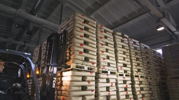俄罗斯 2018年1月09日 在喀山的仓库上 在1月09日的木质板上用强力叉车运输的大袋化学混合桩 — 图库视频影像