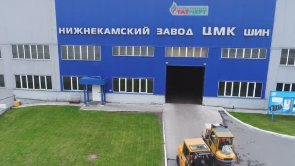 カザン タタールスタン ロシア 2017 上ビュー ドライブ貨物 Operationsazan を実行するニジネカムスク タイヤ工場倉庫の近くのフォーク リフトします — ストック動画