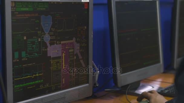 俄罗斯 2017年9月12日 慢动作背面视图熟练工人用数据看现代功能强大的计算机显示器 — 图库视频影像