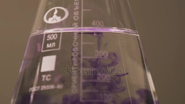 カザン タタールスタン ロシア 2017 クローズ アップ透明ガラス水と植物研究室でボリューム色ミックスに注ぐ紫色の液体で電球 — ストック動画
